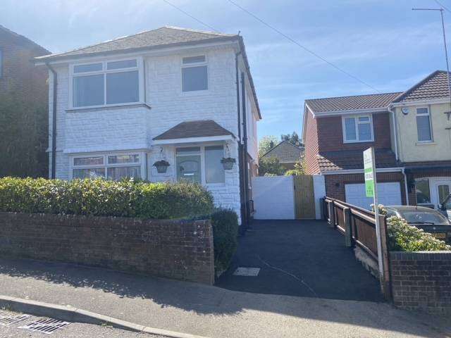 Professionally refurbished 3 double bedroom detached house