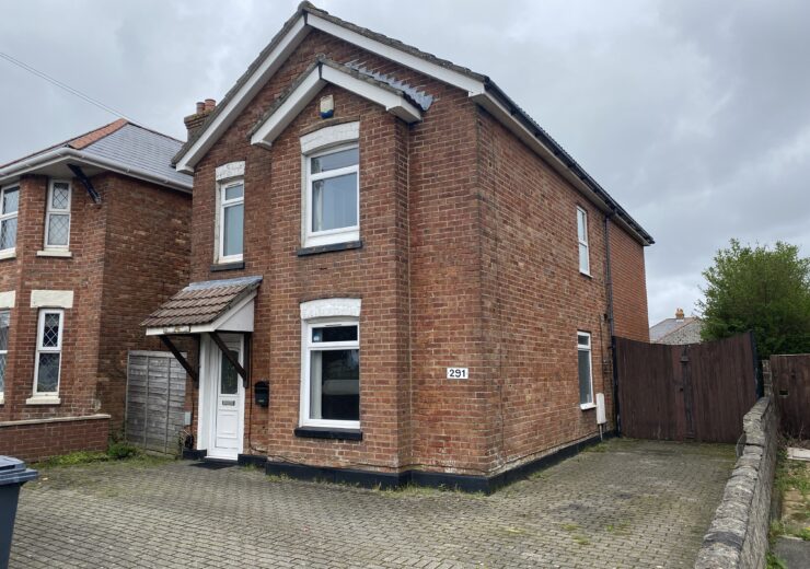 Four/Five bedroom extended detached house with kitchen diner/family room